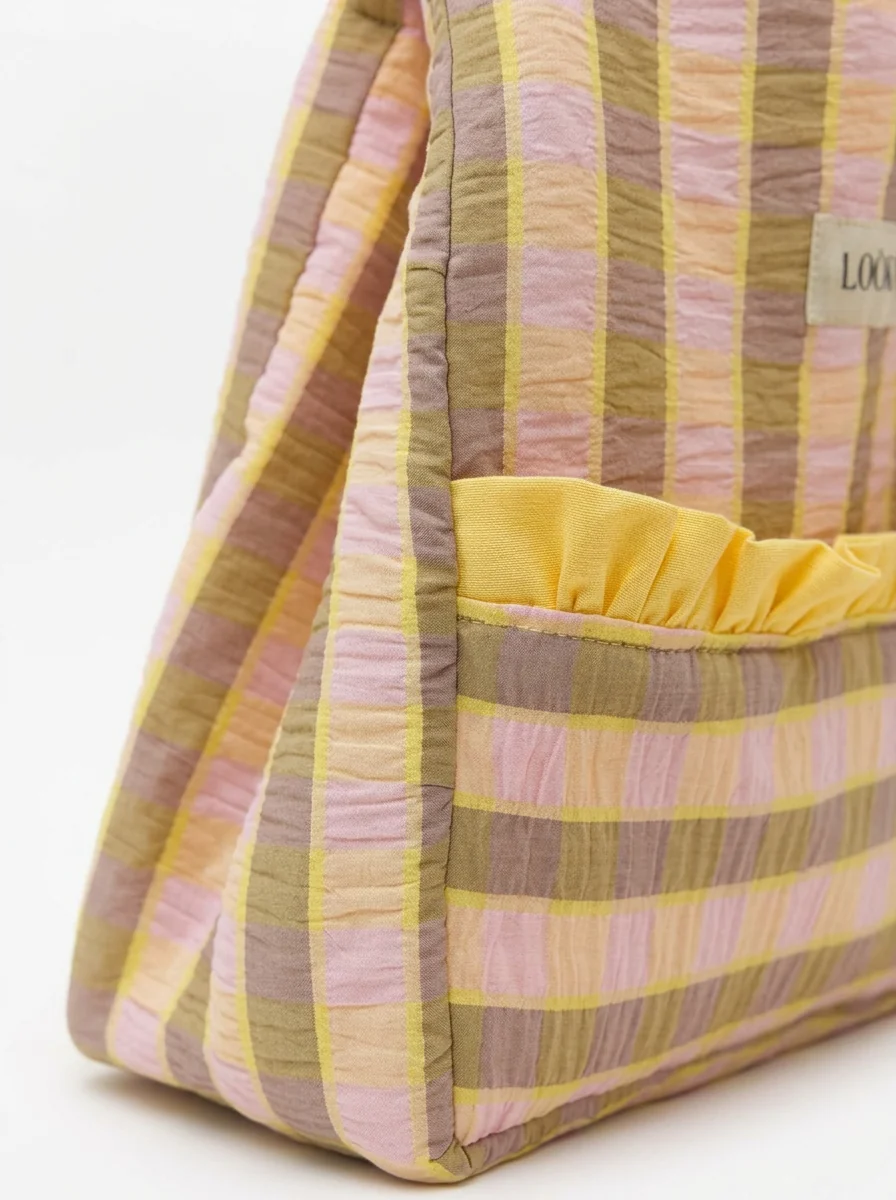 Detalle del tejido de cuadros y del volante amarillo del bolso LOÖRI