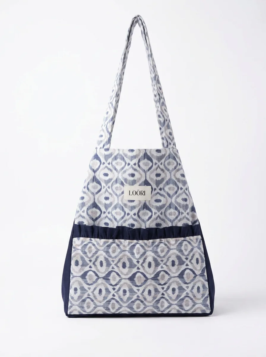 Bolso LOÖRI con estampado ikat en tonos azules y base azul marino