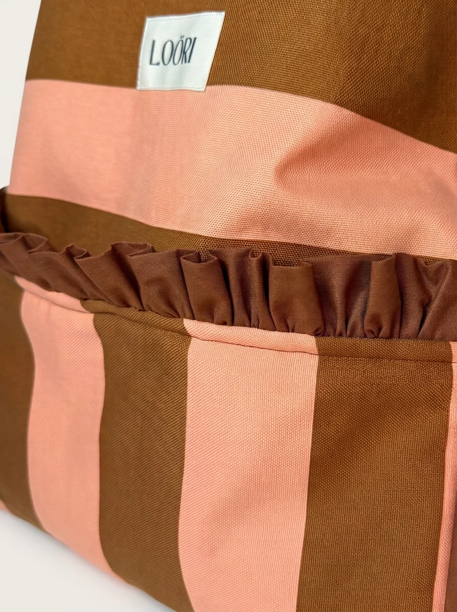 Detalle del volante y del bolsillo exterior del bolso LOÖRI TERRA